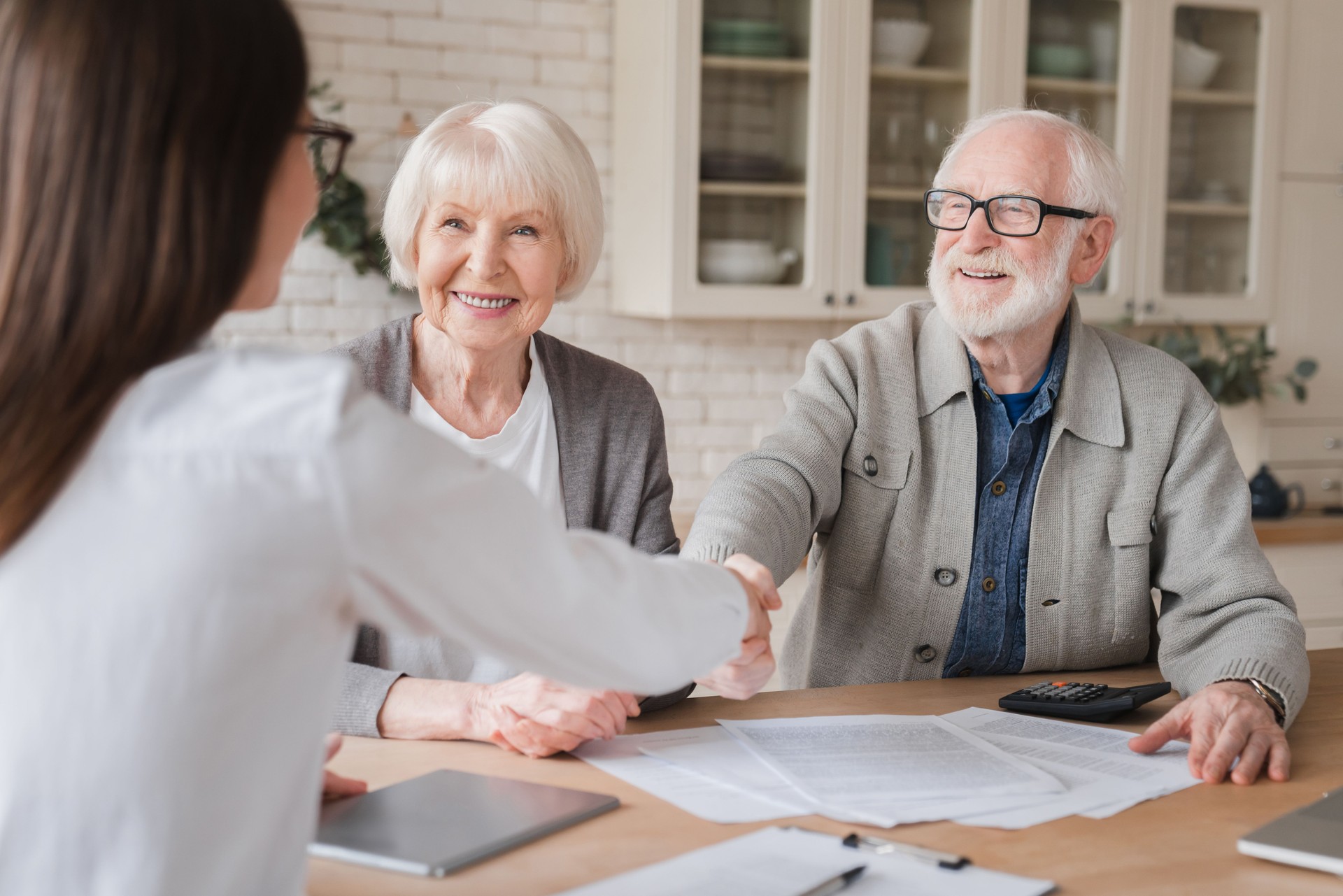 Feliz idoso idoso avós familiares clientes do casal assina seguro financeiro, pensão, startup, negociação de agente de aperto de mão advogado, acordo com clientes sobre contrato de investimento, gerente de banco